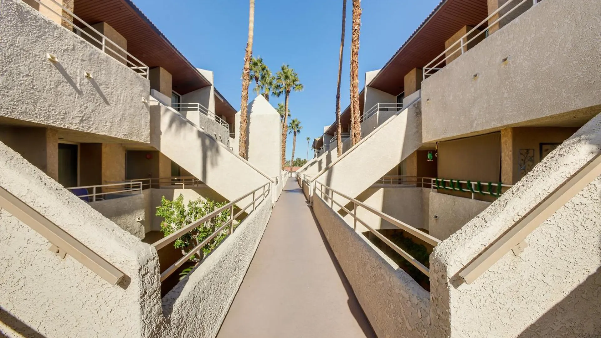 Palm Springs Condo With Pool Access, Walk To Dtwn!